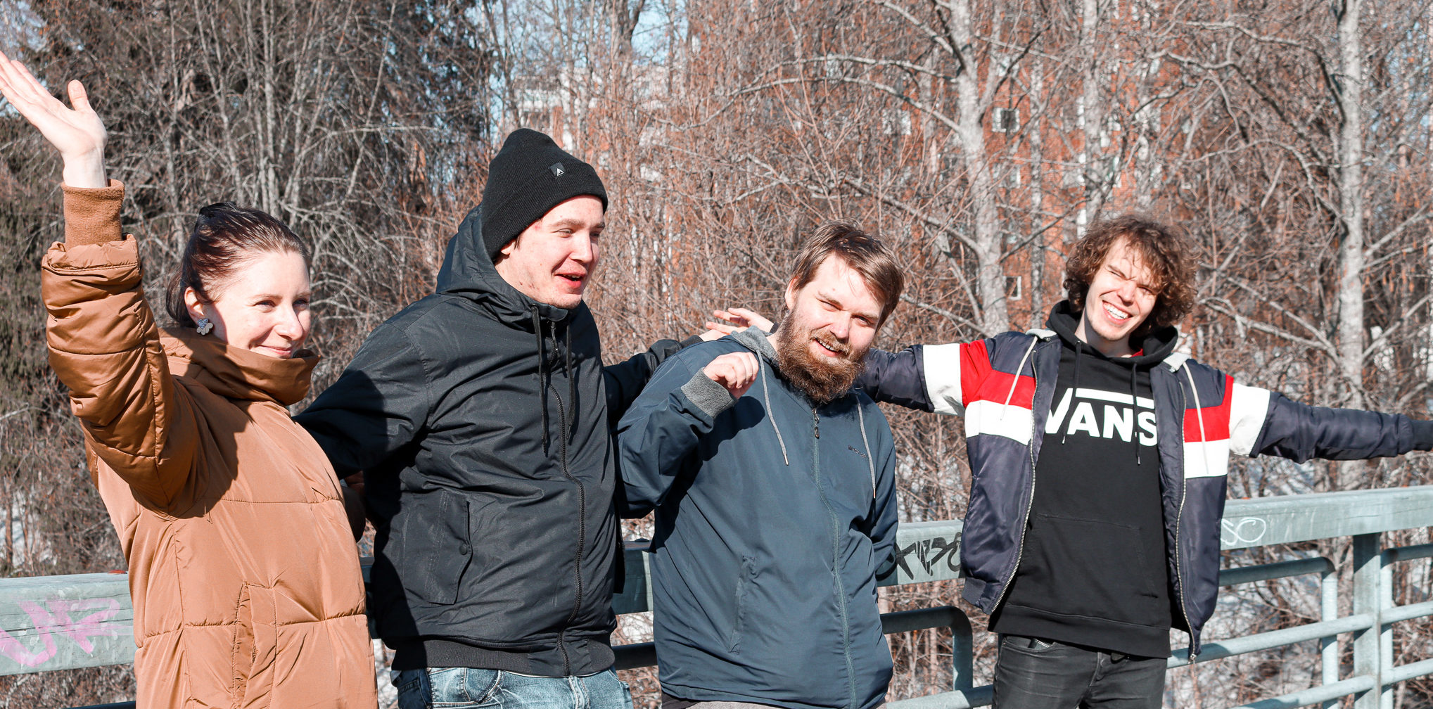 Ink-tiimin tiimivalmentajat Miia ja Topi sekä kaksi tiimiharjoittelijaa Tourujoen sillalla kevätpäivänä.